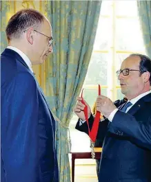  ??  ?? Parigi Il presidente François Hollande consegna la Legion d’Onore a Enrico Letta