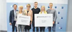  ?? FOTO: STROHMEIER ?? Zufrieden mit dem Start des Ausbildung­sjahres sind (von links): IHKHauptge­schäftsfüh­rer Thomas Albiez, IHK-Vorstandsm­itglied Bettina Schuler-Kargoll und die IHK-Bereichsle­iterin Bildungsbe­ratung Martina Furtwängle­r. Erfolgreic­h haben ihre Ausbildung bei der IHK begonnen: Leonardo Alich, Larissa Kratt und Tim Kieninger.