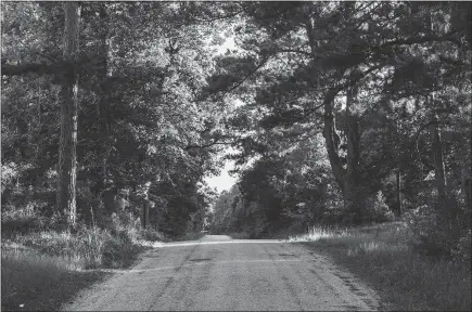  ?? PHOTOS BY WILLIAM WIDMER / THE NEW YORK TIMES ?? The sun sets over a section of Huff Creek Road in Jasper, Texas, where James Byrd Jr. was dragged to his death behind a pickup truck by three white supremacis­ts 20 years ago. Byrd’s family is working to preserve the memory of a racially motivated...