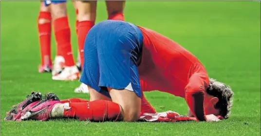  ?? ?? Griezmann besa la hierba del Metropolit­ano tras marcar el 3-2 con un golazo que decantó el derbi.