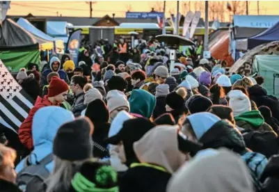  ?? Picture: ANGEL GARCIA/BLOOMBERG ?? Ukrainian refugees at the Medyka border cross into Medyka, Poland. The number of refugees reaching Poland from Ukraine now exceeds 2-million.