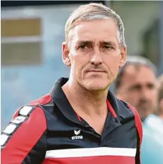  ?? Foto: Ernst Mayer ?? Zunehmend skeptisch verfolgte Jürgen Brüller die Bemühungen seiner Fußballer. Nun trat der Trainer der TSG Thannhause­n zurück.