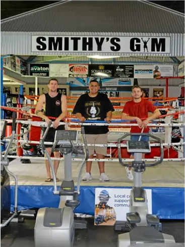  ?? Photo: GLEN McCULLOUGH ?? READY TO PLAY HOSTS: Trainer Corban Kanaveilom­ani (centre) with boxers Brent Moore (left) and Steve Spark at Smithy’s TGW Gym this week.