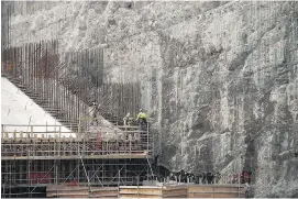  ?? ANDREW VAUGHN, THE CANADIAN PRESS ?? Workers install rebar at the constructi­on site of the hydroelect­ric facility at Muskrat Falls, Newfoundla­nd and Labrador in 2015.