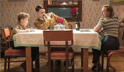  ??  ?? Le réalisateu­r et scénariste Taika Waititi incarne lui-même Adolf Hitler, ami imaginaire du jeune héros.