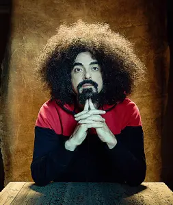  ??  ?? Rapper Caparezza, 44 anni, soffre di un disturbo uditivo detto acufene