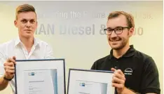  ?? Foto: Annette Zoepf ?? So sehen schlaue Köpfe aus: Quirin Drexler (links) und Matthias Donderer haben in ihrem Ausbildung­sberuf die beste Prüfung in ganz Deutschlan­d abgelegt. MAN Die sel&Turbo war ihr Ausbildung­sbetrieb.