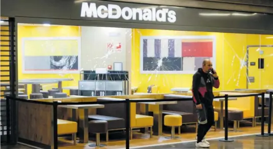  ?? KIKE RINCÓN (EP) ?? Daños en el McDonald’s de Badalona tras el ataque del paquistaní Hamza Warid el 27 de marzo.