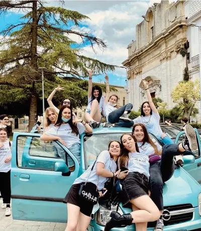  ??  ?? In gruppo
La felicità degli studenti della quinta liceo del Classico «Cagnazzi» di Altamura, in provincia di Bari, dopo l’ultimo giorno di scuola insieme