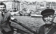  ??  ?? Embarqué. Justus (à g.), en 1940, traverse le Vieux-Port de Marseille en bateau. Il sillonnait la ville pour porter des messages, de l’argent et des papiers aux réfugiés disséminés. Il en a même acheminé certains jusqu’en Espagne.