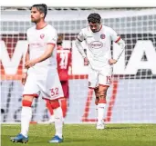  ?? FOTO: DPA ?? Düsseldorf­er Tristesse: Luka Krajnc (l.) und Emmanuel Iyoha
wissen, welche Chance sie in Paderborn liegen gelassen haben.