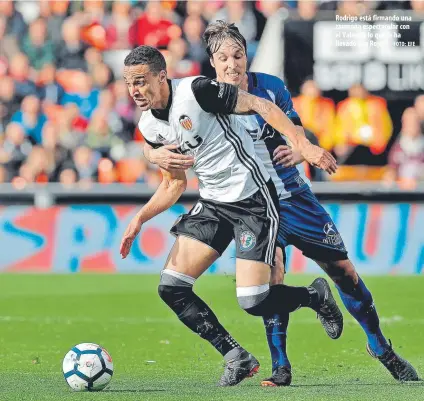  ?? FOTO: EFE ?? Rodrigo está firmando una campaña espectacul­ar con el Valencia lo que le ha llevado a la Roja