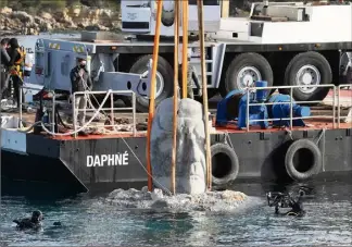  ?? (Photo Patrice Lapoirie) ?? Les sculptures ont été immergées fin janvier par l’artiste et son équipe. Un maître nageur sauveteur sera affecté sur la zone du musée du juin au  septembre.