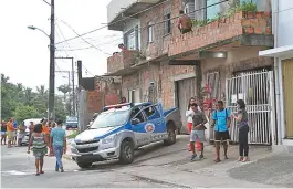  ??  ?? Familiares de Jocivaldo Conceição dos Santos, 34, em frente à casa