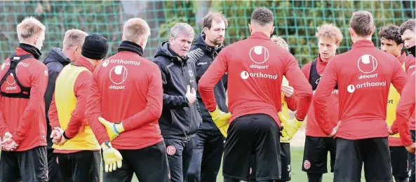  ?? FOTO: CHRISTOF WOLFF ?? Alle Ohren sind auf den Chef gerichtet: Fortunas Trainer Friedhelm Funkel (5. von links) ist von den Qualitäten seiner Schützling­e überzeugt.