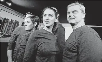  ?? FOTO MICHAL HLADÍK ?? Kabelky na scéně. V popředí Martina Prášilová, Tereza Slámová a Tomáš Stolařík.
