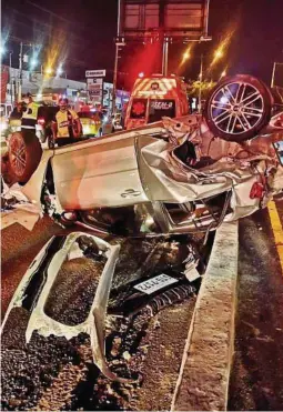  ??  ?? kLos delincuent­es chocaron a un auto gris que terminó volcado en el puente.