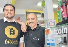  ?? FOTO: SEBASTIAN HEILEMANN ?? Die Freunde Crisha Wagner und Mauro Gobello wollen den Bitcoin in Tuttlingen voranbring­en.