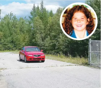  ??  ?? Le réalisateu­r a retiré les toutous et les fleurs qui sont habituelle­ment présents à l’endroit où le crâne de la petite Cédrika Provencher a été retrouvé pour tourner ses images de l’acura rouge dans laquelle la jeune fille aurait été enlevée.