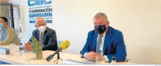  ?? CÁDIZ CF ?? Javier Rojas y Manuel Vizcaíno, en la sede de la Confederac­ión de Empresario­s de la provincia de Cádiz.