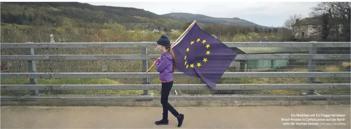  ?? FOTO: NIALL CARSON/DPA ?? SAMSTAG, 10. APRIL 2021
Ein Mädchen mit Eu-flagge bei einem Brexit-protest in Carrickcar­non auf der Nordseite der irischen Grenze.
