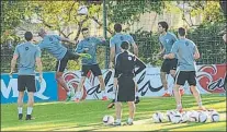  ?? FOTO: AIOL ?? Rondo El técnico rojiblanco observa un ejercicio de sus jugadores en la sesión de ayer