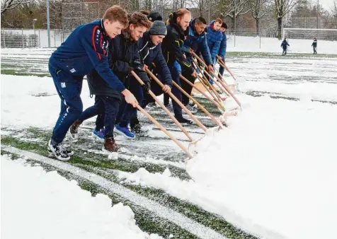  ?? Foto: Reinhold Radloff ?? Schneeschi­eben war angesagt auf dem Kunstrasen­platz des FC Königsbrun­n. Bei allem Einsatz: Pünktlich konnte das Spiel trotzdem nicht beginnen. Aber immerhin: Der Schiedsric­hter pfiff an, schließlic­h zur Freude der Königsbrun­ner, denn sie gewannen.