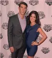  ??  ?? Phelps e Nicole Johnson, ex miss California, 2 figli, Boomer e Beckett