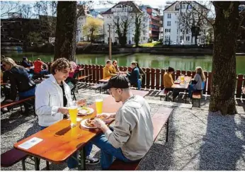  ?? Foto: Tom Weller/dpa ?? In der Sonne im Biergarten sitzen – für viele ein Sehnsuchts­bild. In der Modellstad­t Tübingen ist das mit negativen Corona-test und Tagesticke­t möglich.