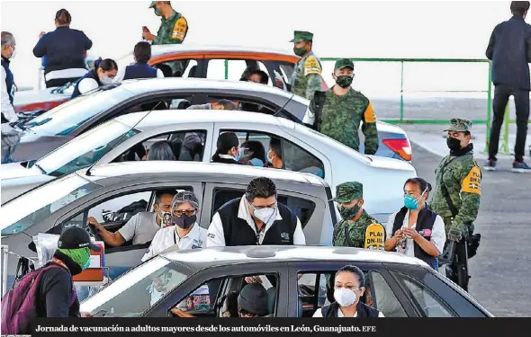  ?? EFE ?? Jornada de vacunación a adultos mayores desde los automóvile­s en León, Guanajuato.