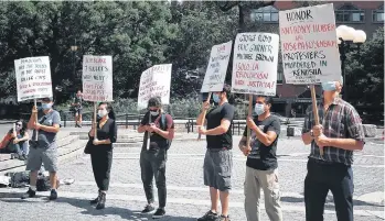  ?? /INTERNACIO­NALIST GROUP ?? Los manifestan­tes en Union Square sostuviero­n que los movimiento­s militares provocativ­os, son parte la campaña republican­a de reelección.