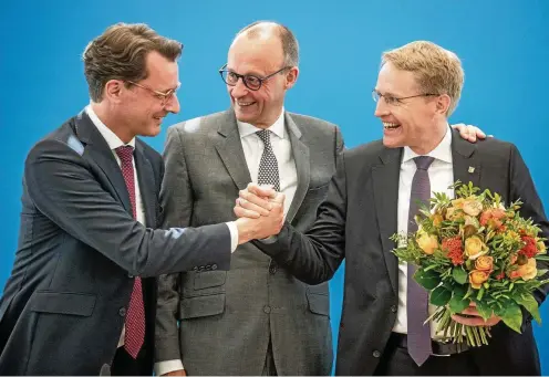  ?? FOTO: DPA ?? Die Ministerpr­äsidenten Wüst (l.) und Günther (r.) mit Parteichef Merz: drei potenziell­e Anwärter auf die Kanzlerkan­didatur der Union.