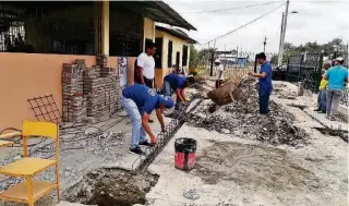  ?? CORTESÍA ?? ► Se adecuó la base de la superficie para el área techada de la escuela y se pintaron las fachadas (abajo) de las casas del recinto Alianza-Zapán, del cantón Samborondó­n.