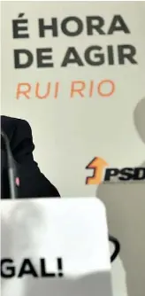  ??  ?? Rui Rio prometeu no seu discurso de vitória que com ele o PSD nunca será uma “agremiação de interesses individuai­s” e garantiu uma oposição firme ao governo. Pedro Santana Lopes assumiu a derrota muito cedo, sereno e com vontade de continuar a “combater” pelos seus ideais políticos