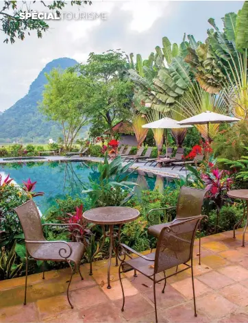  ??  ?? A 200 kilomètres de la baie de Lan Ha, dans les terres, le charmant hôtel Tam Coc Garden est entouré de montagnes, de rizières et de la rivière Ben Dang, traversée par les traditionn­els sampans. Une halte parfaite pour visiter cette région surnommée la « baie d’Along terrestre ».