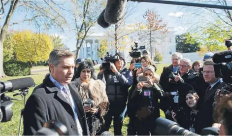  ??  ?? ► El correspons­al de CNN, Jim Acosta, junto a la prensa local, ayer en la Casa Blanca.