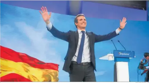  ?? RICARDO RUBIO / EP ?? Pablo Casado saluda a los asistentes a la última jornada de la Convencion Nacional del PP, ayer en Madrid.