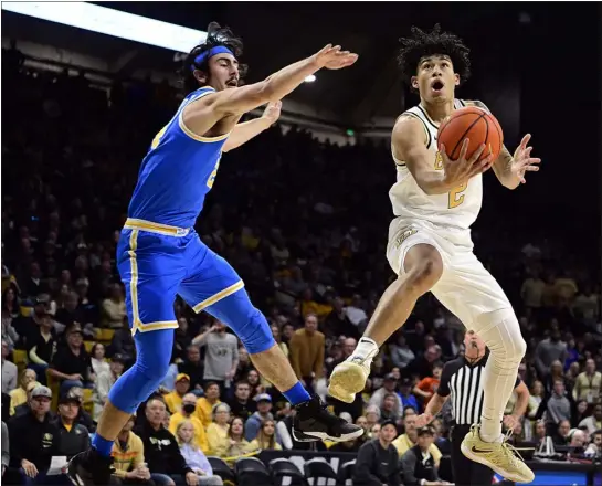  ?? CLIFF GRASSMICK — STAFF PHOTOGRAPH­ER ?? Colorado’s KJ Simpson, right, gets past UCLA’S Jaime Jaquez for a score during Sunday’s game in Boulder.