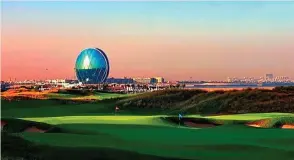  ?? ?? YAS LINKS,
EN ABU DHABI
Sede de los campeonato­s HSBC de Abu Dhabi, suele estar entre los cincuenta mejores del mundo. Es un campo de 18 hoyos que fue diseñado por Kyle Phillips, par 72 de 7.450 yardas, con cinco ‘tees’ de salida por hoyo, con vistas al océano. Cuenta además con nueve hoyos pares 3.