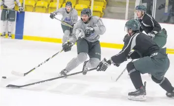  ?? JASON MALLOY/THE GUARDIAN ?? UPEI Panthers forward Cody Payne makes a pass to a teammate during Monday’s practice at MacLauchla­n Arena.
