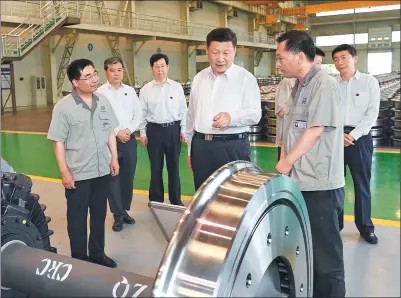  ?? LI XUEREN / XINHUA ?? President Xi Jinping visits the wheels workshop of Taiyuan Heavy Industry Railway Transit Equipment Co in Taiyuan, the capital of North China’s Shanxi province, while inspecting enterprise­s in Shanxi on Thursday.