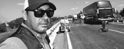  ??  ?? Salvador Puerto, representa­nte de Capufe, informó que se realizan trabajos de reparación en el puente que está en el kilómetro 38 más 500./Javier Patiño