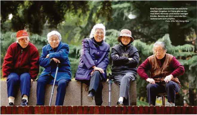  ?? Foto: EPA/WU Hong/dpa ?? Eine Gruppe Seniorinne­n im ostchinesi­schen Qingdao: In China gibt es immer mehr Rentner und immer weniger Kinder. Bereits ab 2022 wird die Einwohnerz­ahl schrumpfen.