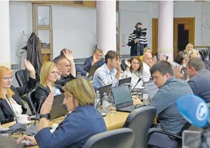  ?? ?? VIJEĆNICI su izglasali polugodišn­ja izvješća o radu župana i o izvršenju proračuna, pozitivno mišljenje dali su za imenovanje načelnika Policijske uprave Valića, a podržali su i nabavu mamografsk­og uređaja