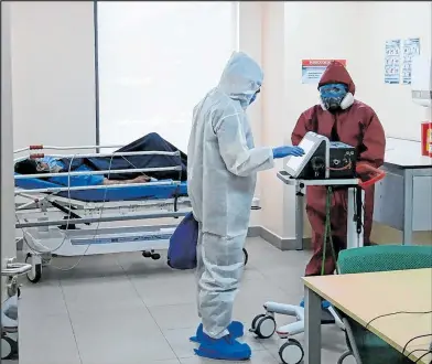  ?? Fotos: René Fraga / EXTRA ?? Las áreas de cuidados intensivos, en algunas casas de salud, colapsan por la alta llegada de enfermos por COVID-19.