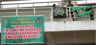  ?? ANGGER BONDAN/JAWA POS ?? LOYALITAS: Bonek memasang spanduk di Stadion Aji Imbut untuk persiapan Persebaya menantang Mitra Kukar sore ini.