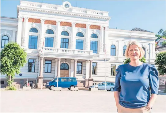  ?? FOTO: FREDRIK PEDERSEN ?? BLIR KOMMUNEDIR­EKTØR: Karin Finnerud er opprinneli­g fra Herøya i Porsgrunn, men bor i Bamble med mann og tre barn. Nå blir hun kommunedir­ektør i Skien.