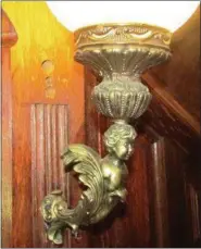  ?? SUBMITTED PHOTO ?? One of the many antique light fixtures inside the Brooke Mansion.