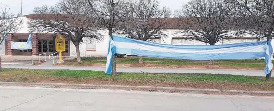  ?? ARCHIVO LA NUEVA. ?? LA BANDERA fue confeccion­ada por la docente María Inés con retazos de tela que juntó la población y mide 14.6 metros.