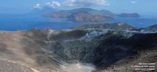  ??  ?? Dal Gran Cratere di Vulcano la vista spazia verso Lipari e Salina.